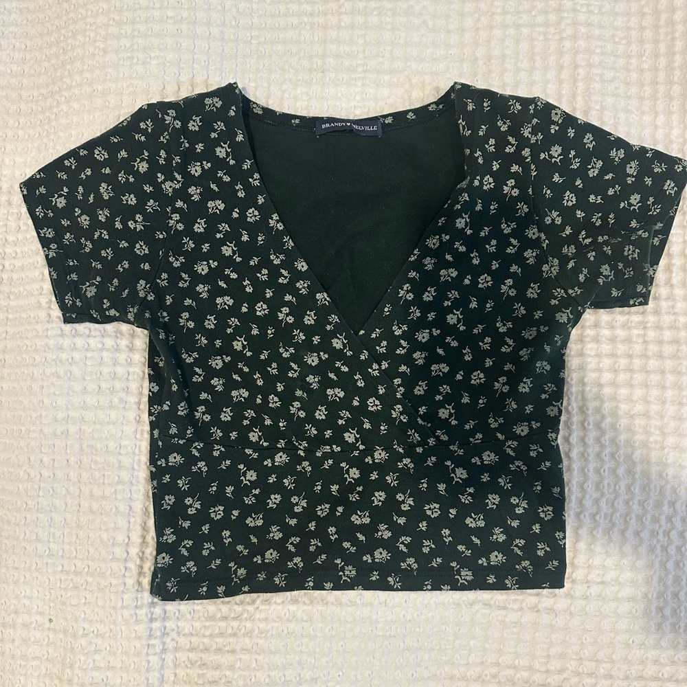 BRANDY MELVILLE SHORT SLEEVE CROPPED SHORT SLEEVE